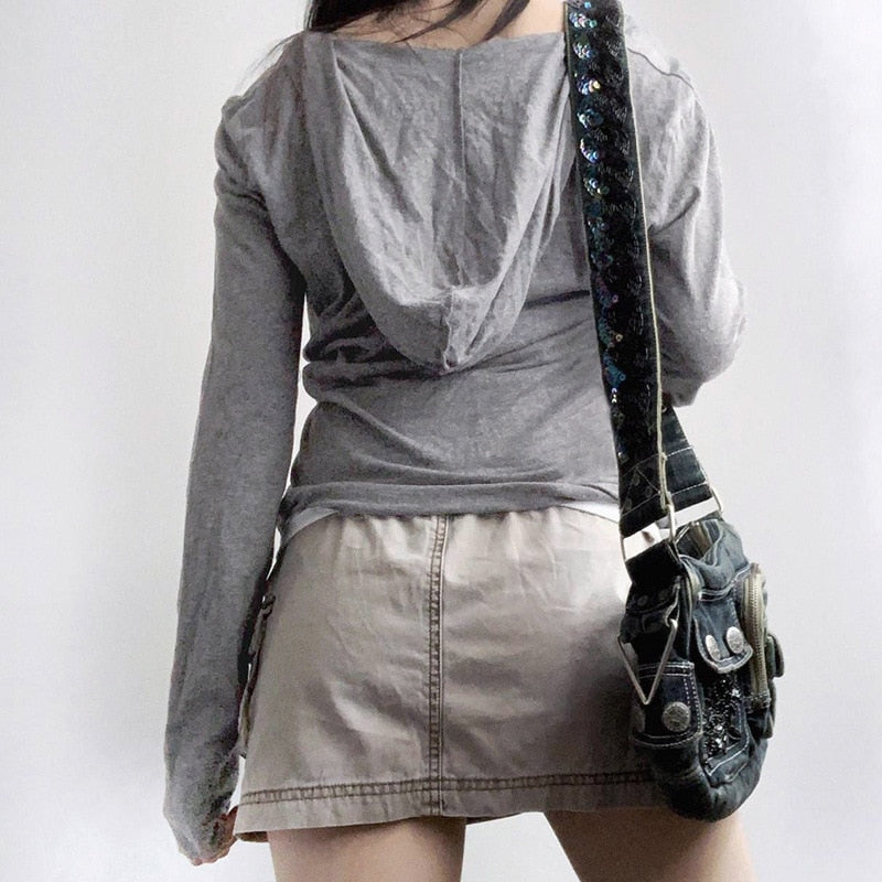 Y2K Streetwear Crop Top - V-Ausschnitt, Graues Kapuzen-T-Shirt für Damen, Vintage Langarmshirt mit geometrischem Muster - undergroundtechnostore.de